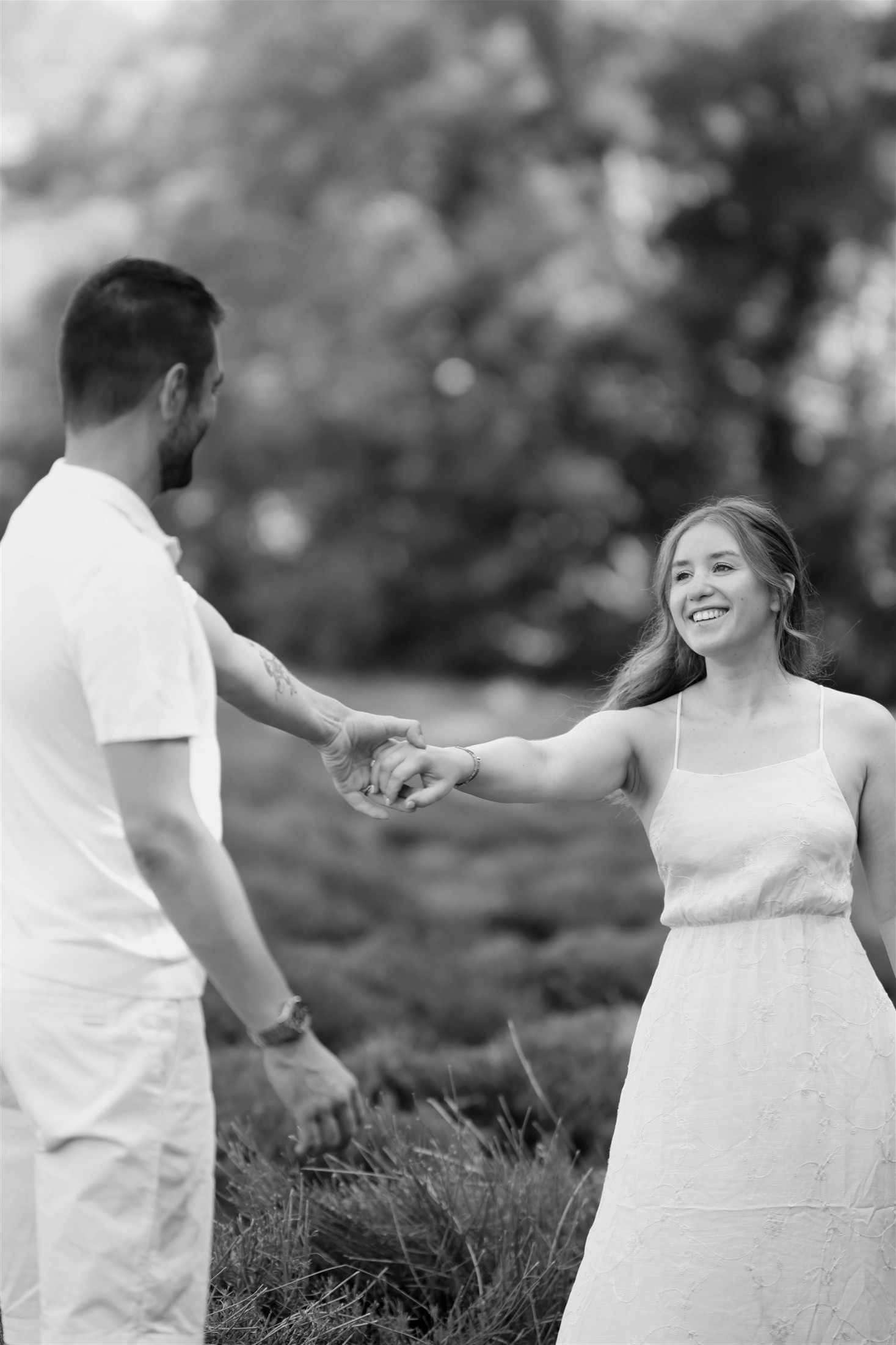 Couple se tenant la main lors d'une séance photo