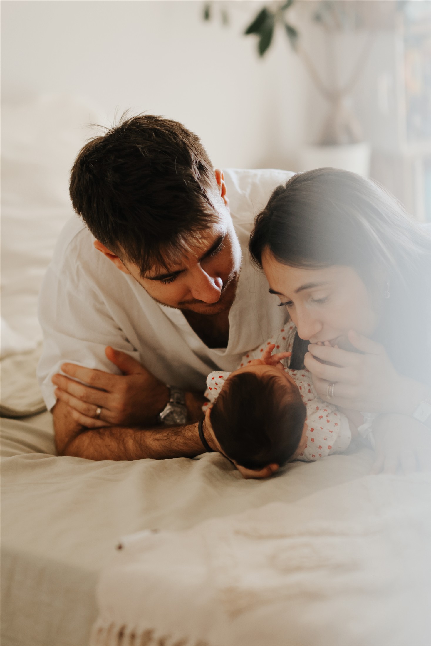 Parents près de leur bébé pendant une séance à domicile