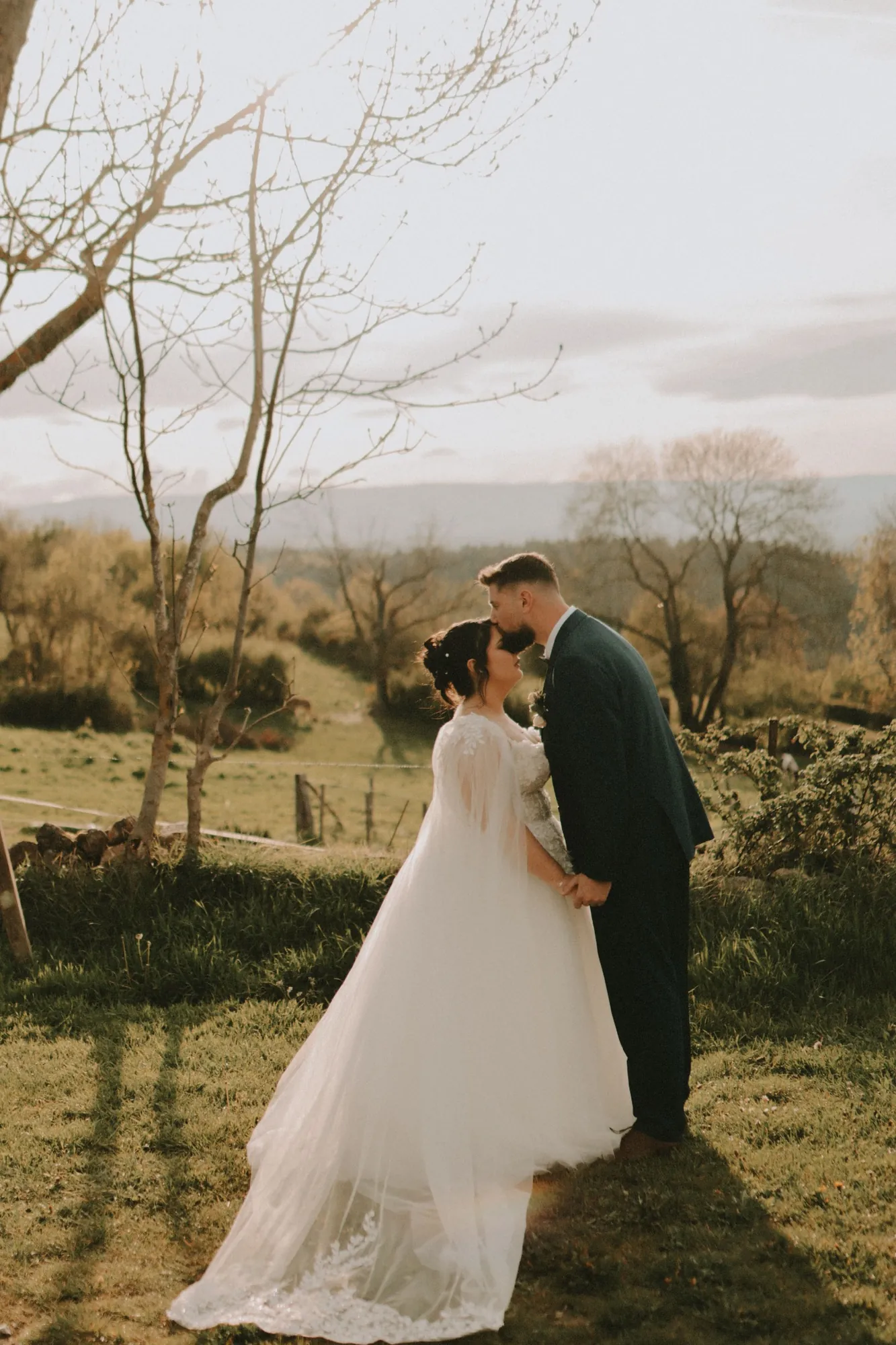 Robe de mariée suspendue près d’une fenêtre