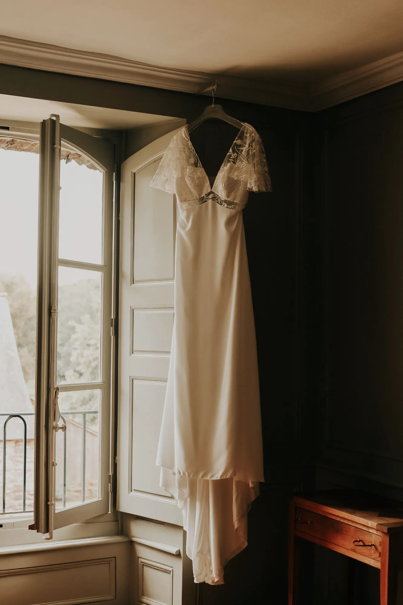 Gros plan tendre d’un couple de mariés