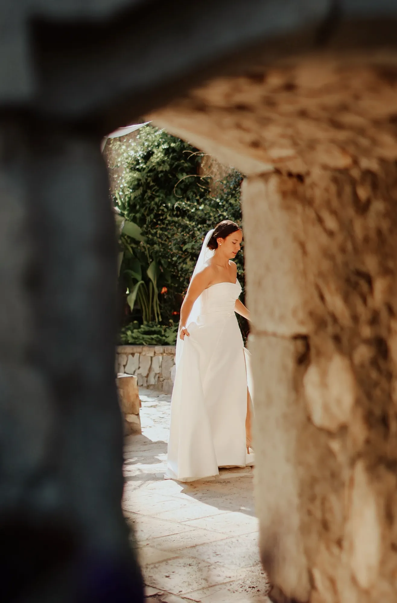 Portrait de la mariée pendant les préparatifs