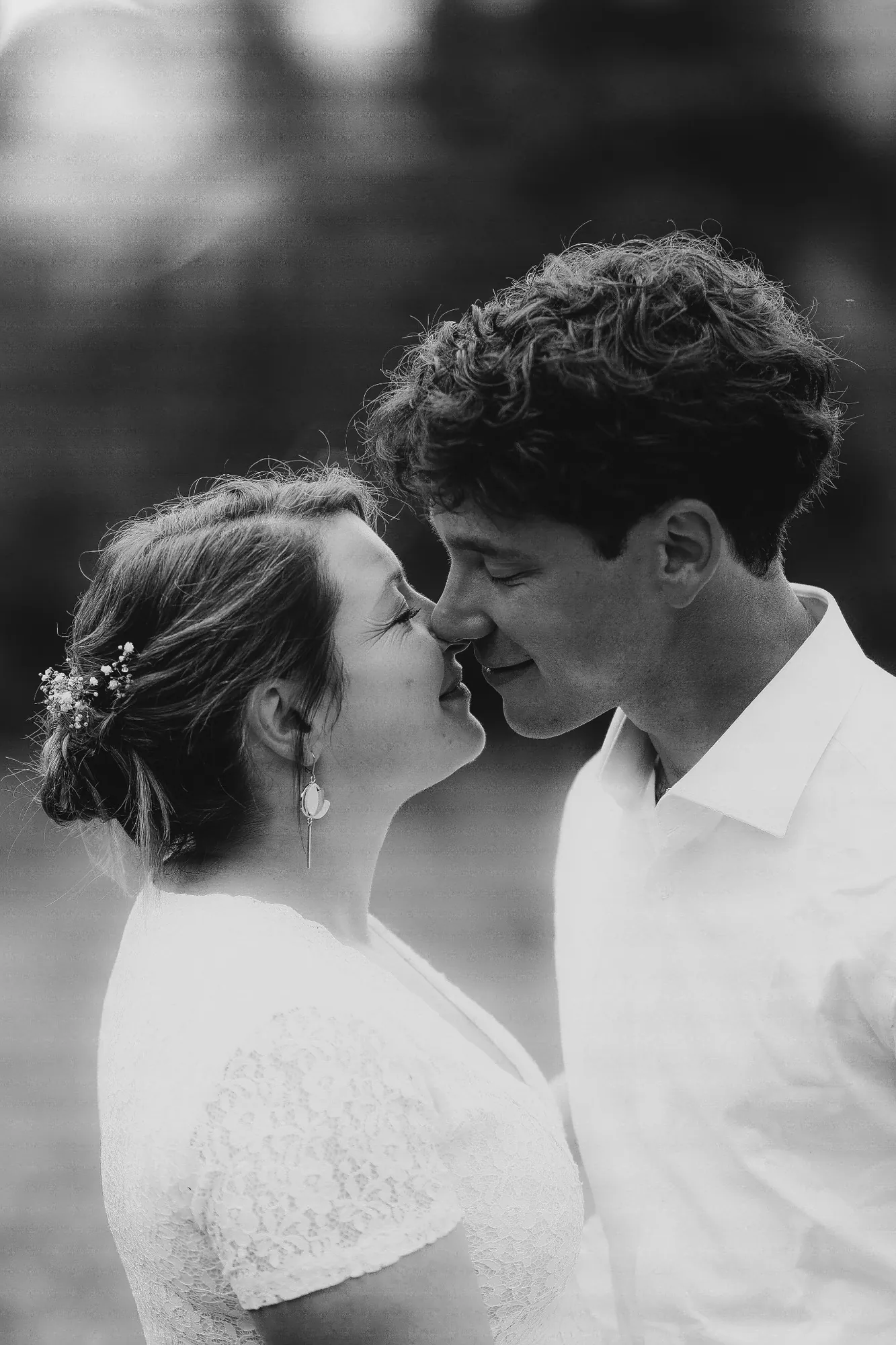 Couple de mariés sous le voile