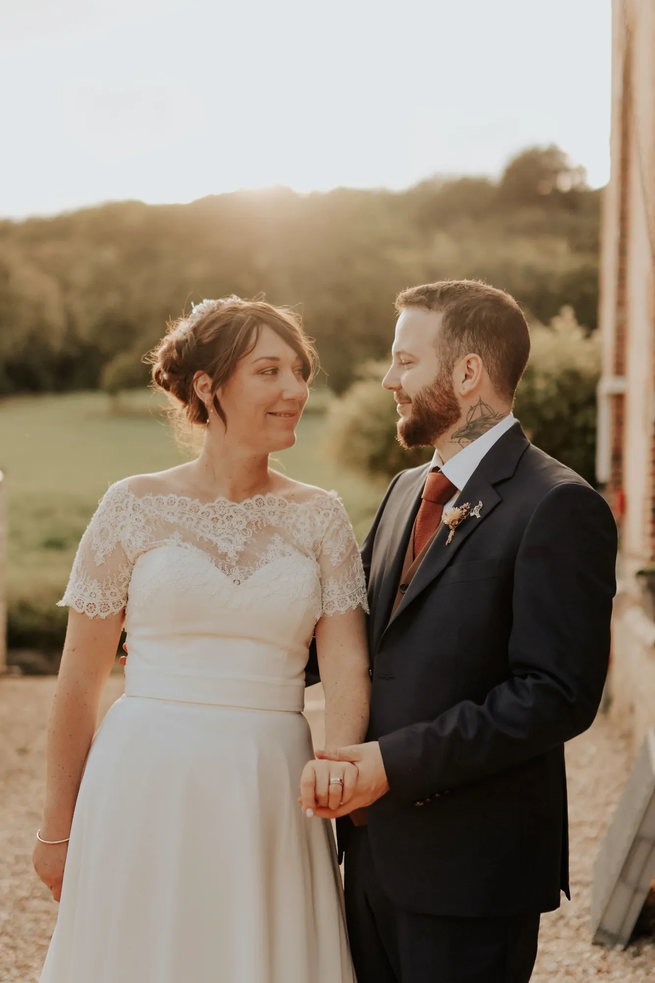 Couple de mariés souriant pendant la célébration
