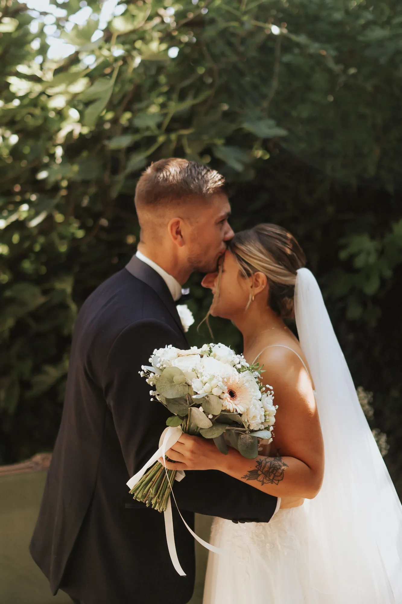 Entrée de la mariée accompagnée pendant la cérémonie