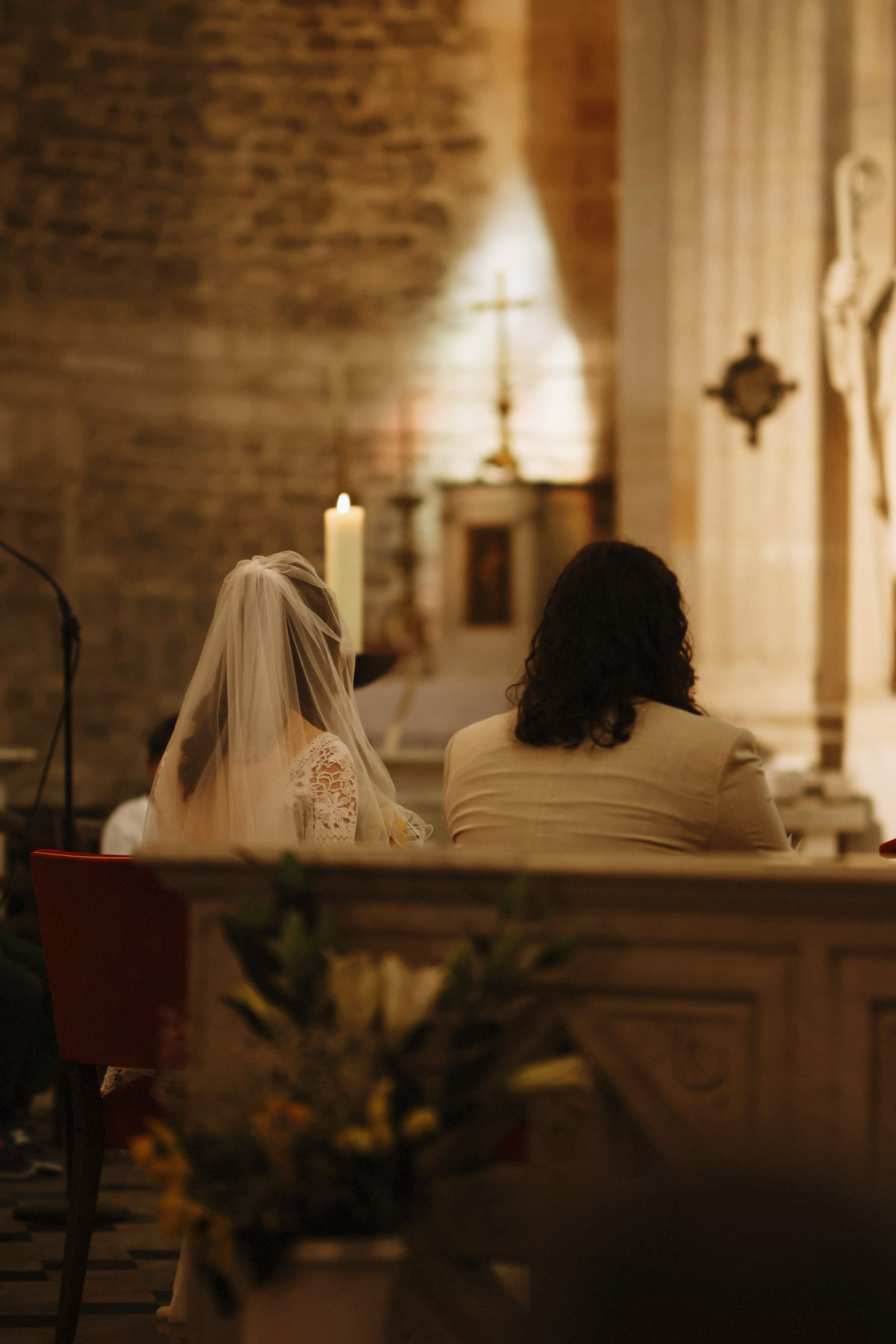 Deux mariés de dos pendant leur cérémonie